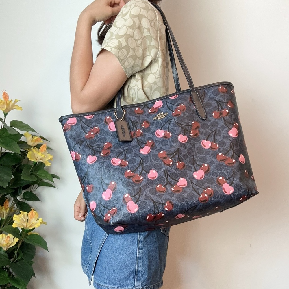 NWT Coach City‎ Tote Bag In Signature Canvas With Cherry Print - Picture 7 of 8